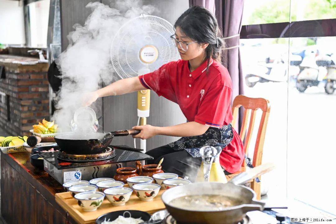 全网追的“扁担女孩”,找了一份暑假工,时薪12元 - 吕梁生活资讯 - 吕梁28生活网 lvliang.28life.com
